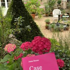 Il libro "Case" in un giardino all'italiana