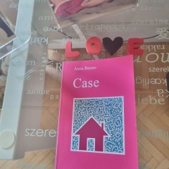 Il libro "Case" appoggiato sotto ad una scritta "love"