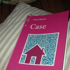 Il libro "Case" su un letto