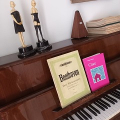 Il libro "Case" appoggiato su un pianoforte