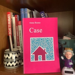 Il libro "Case" in uno scaffale con altri libri