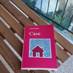 Il libro "Case" disteso su una panca